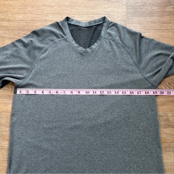 Mens Lululemon Metal Vent Tech Short Sleeve V Neck Grey Slate Size Medium - Picture 6 of 6